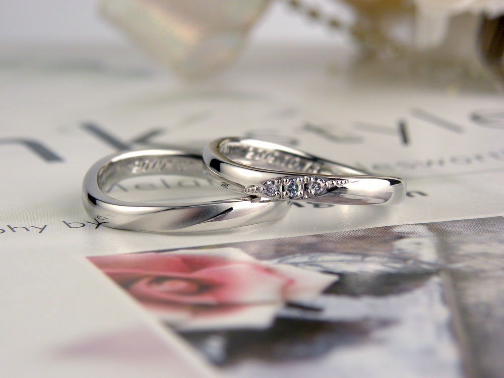 S字型ウェーブの水色ダイヤ手作り結婚指輪