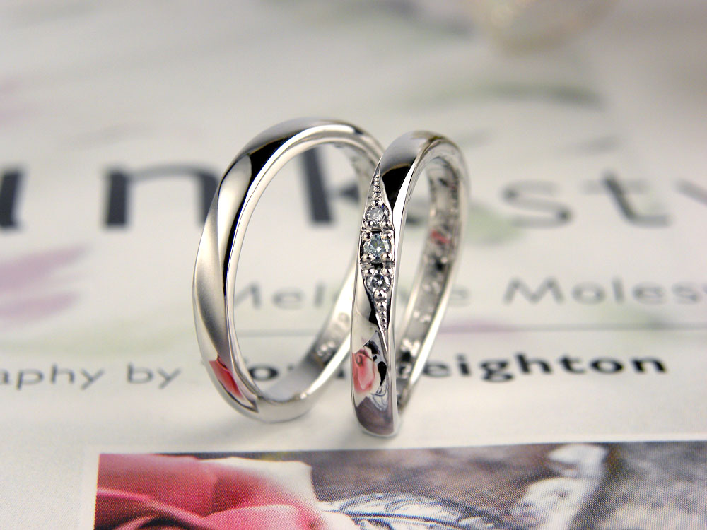 S字型ウェーブの水色ダイヤ手作り結婚指輪
