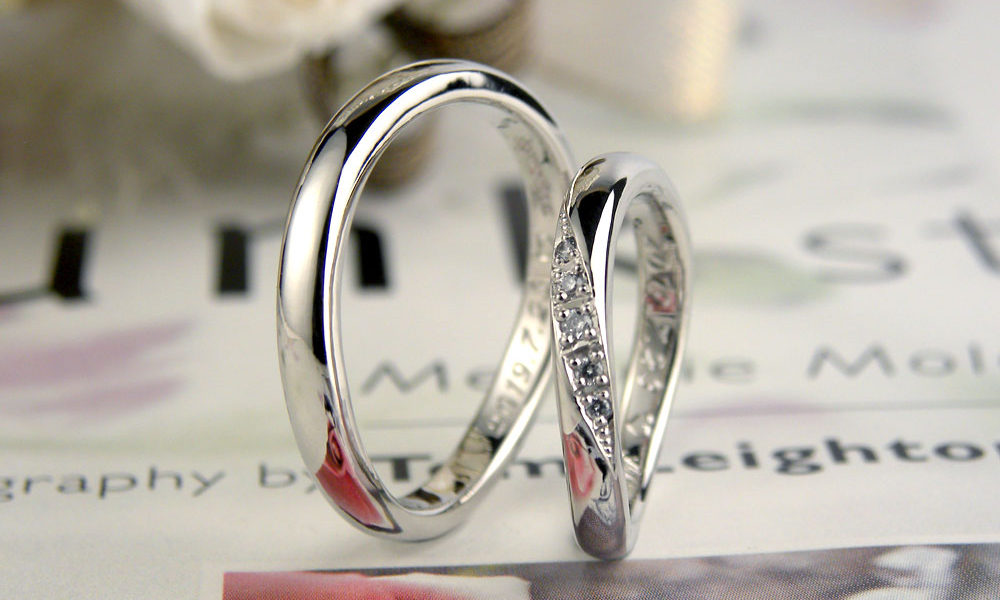 斜めにダイヤが入って可愛らしい手作り結婚指輪