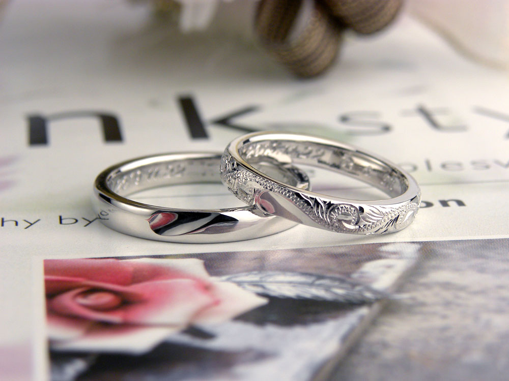 ハートが浮かぶハワイアン彫刻の手作り結婚指輪