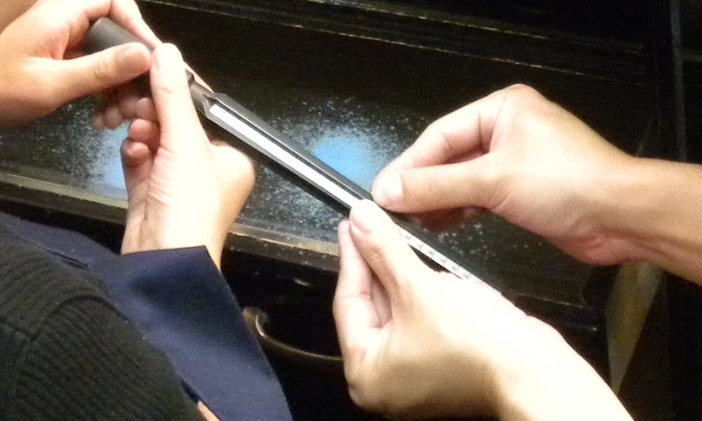 協力して指輪のサイズを合わせる