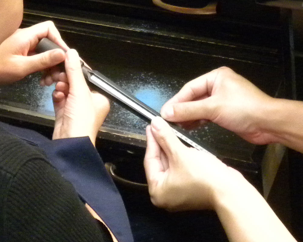 協力して指輪のサイズを合わせる