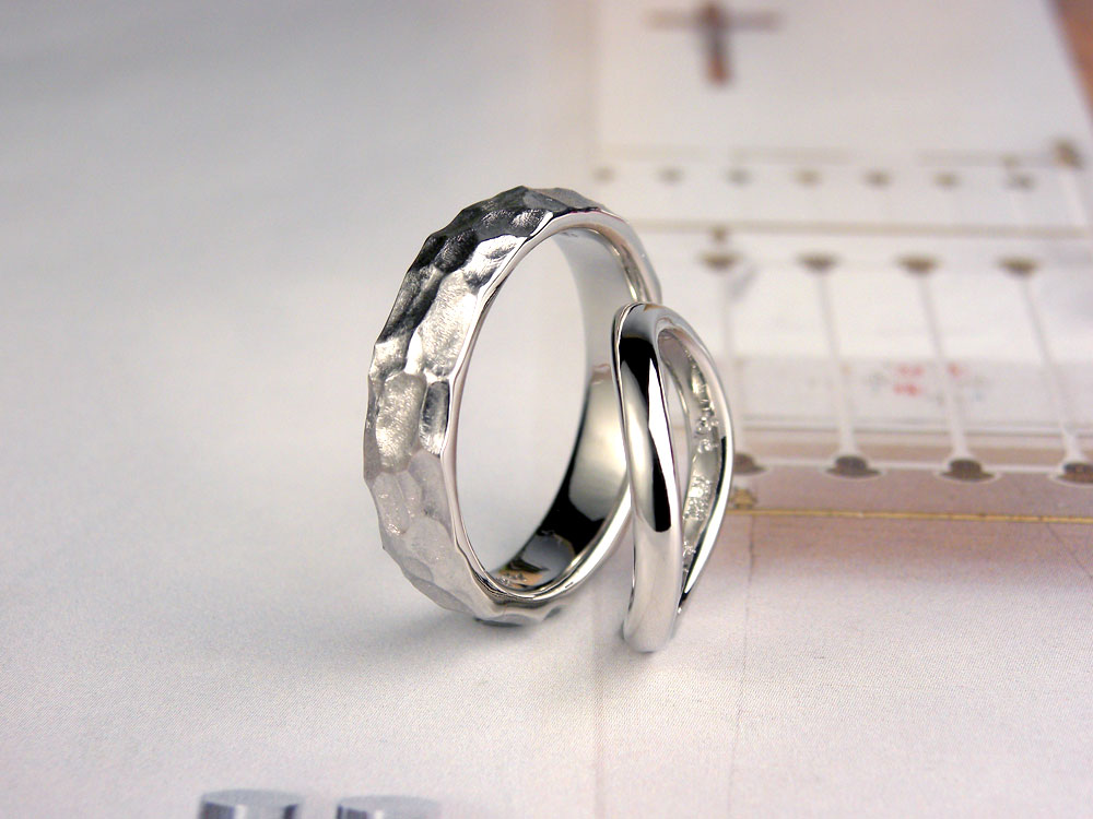 S字と岩肌の手作り結婚指輪