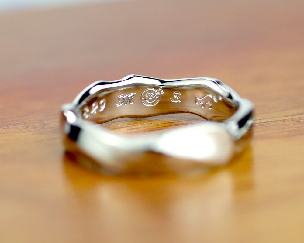 ダーツと猫を内側に彫刻した結婚指輪
