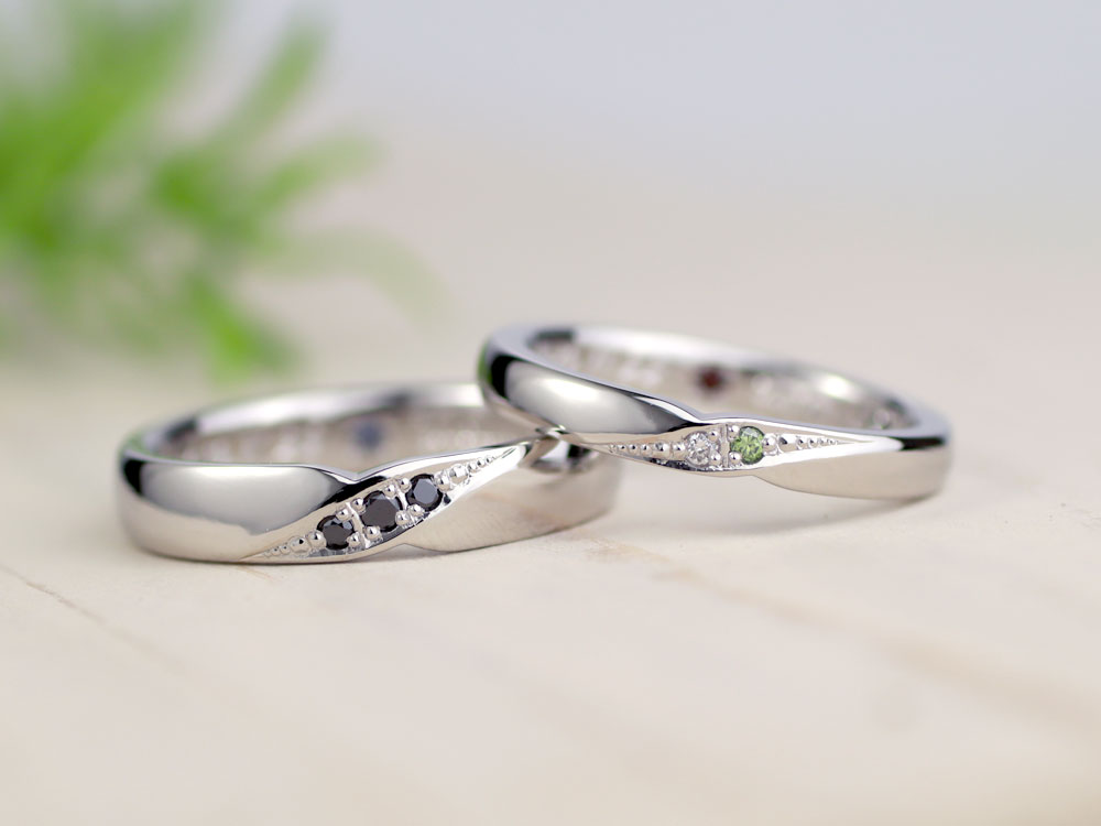 黄緑ダイヤとブラックダイヤの結婚指輪