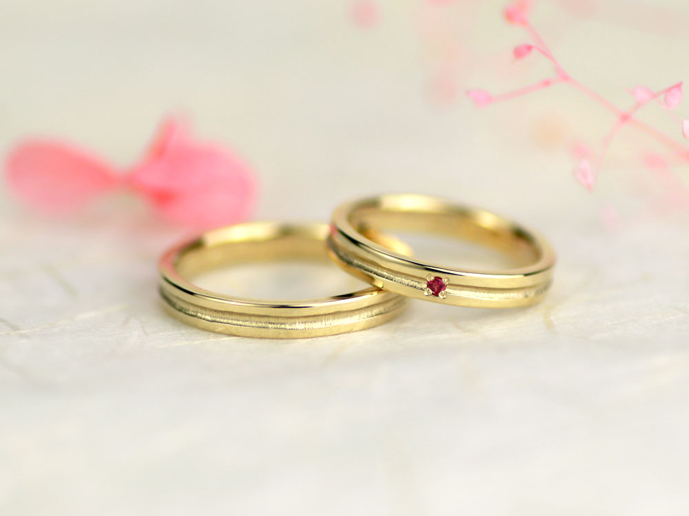 イエローゴールドとルビーの華やかな手作り結婚指輪