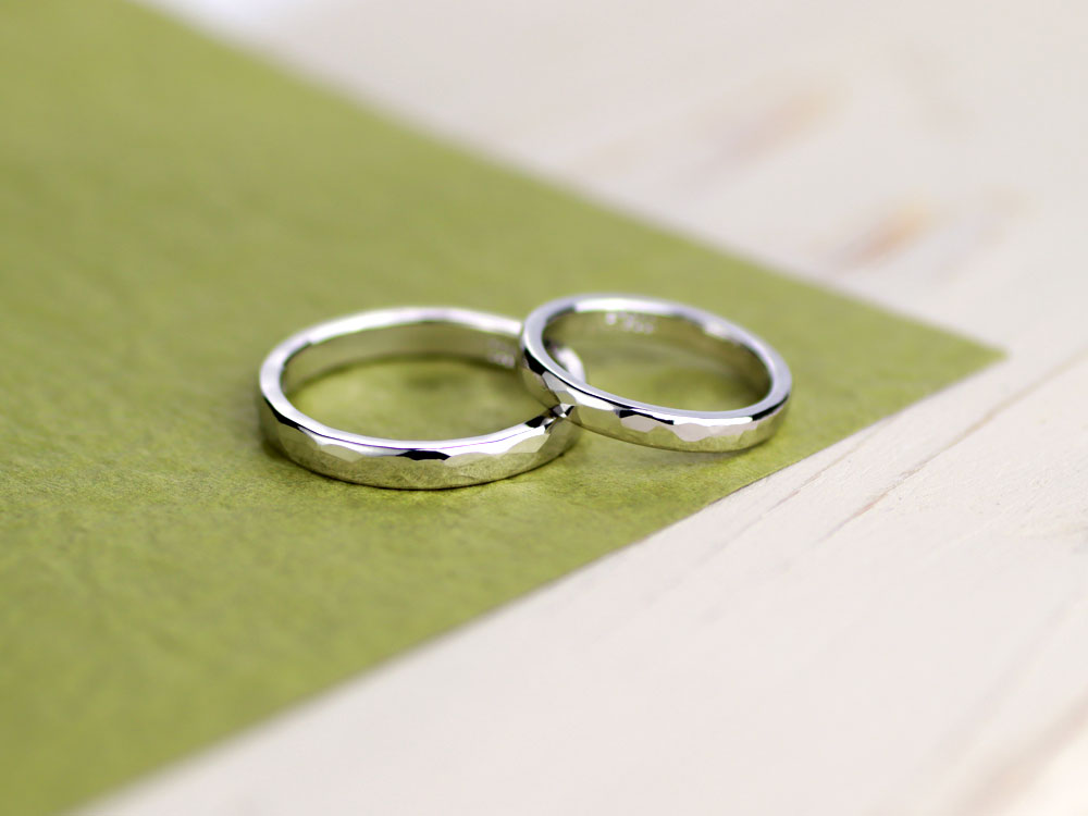 槌目のプラチナ手作り結婚指輪