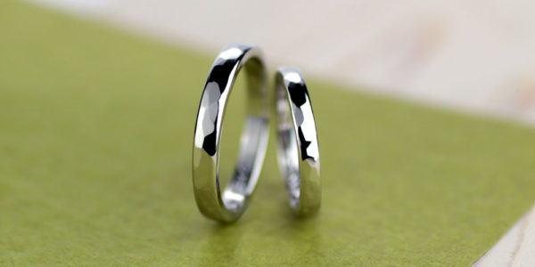 槌目のプラチナ結婚指輪