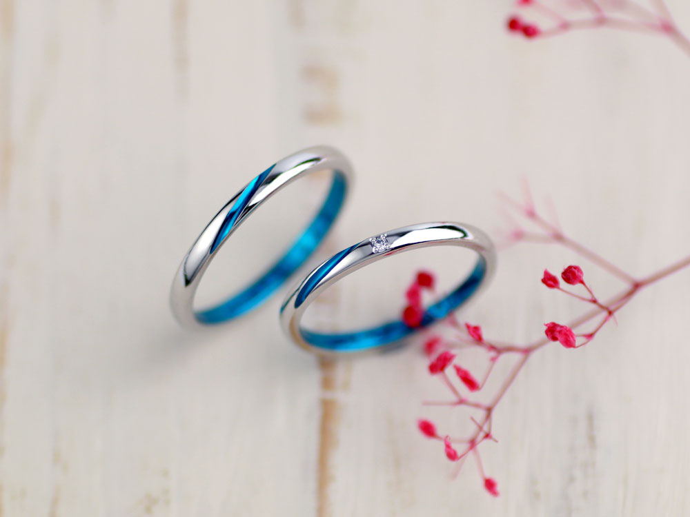 ブルーラインの細身の結婚指輪