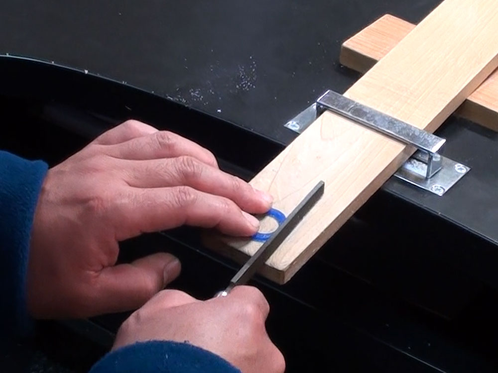 指輪原型の表面を仕上げる