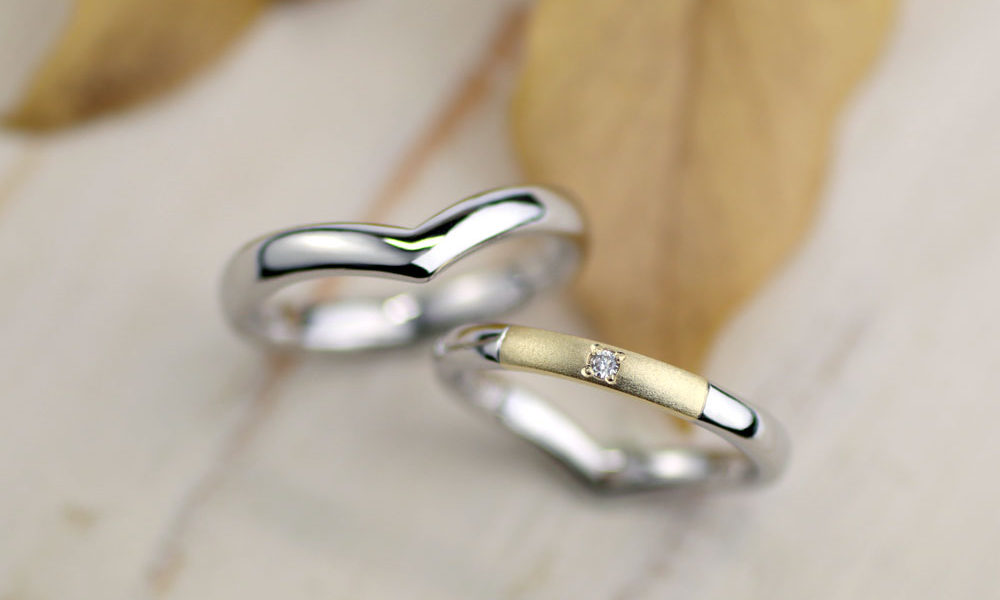 ゴールドプラチナのV字型結婚指輪