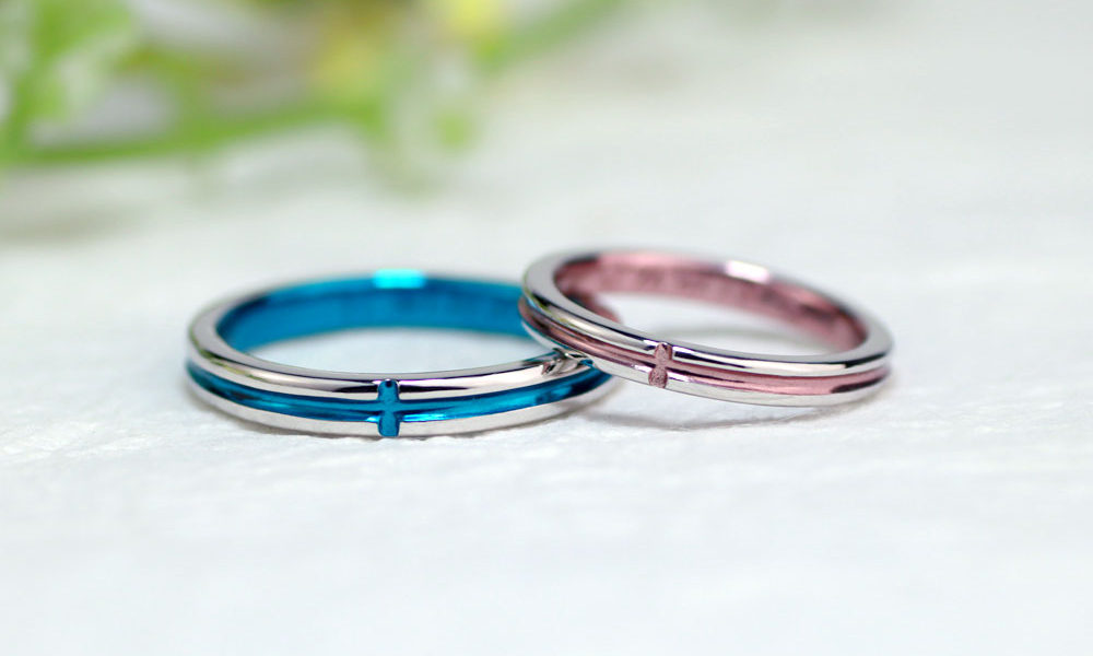 ピンクとブルーのクロス結婚指輪