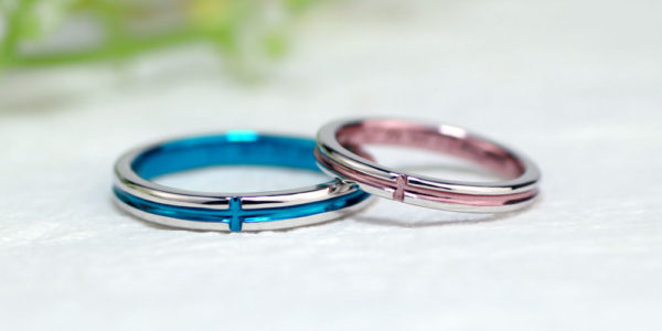 ピンクとブルーのクロス結婚指輪