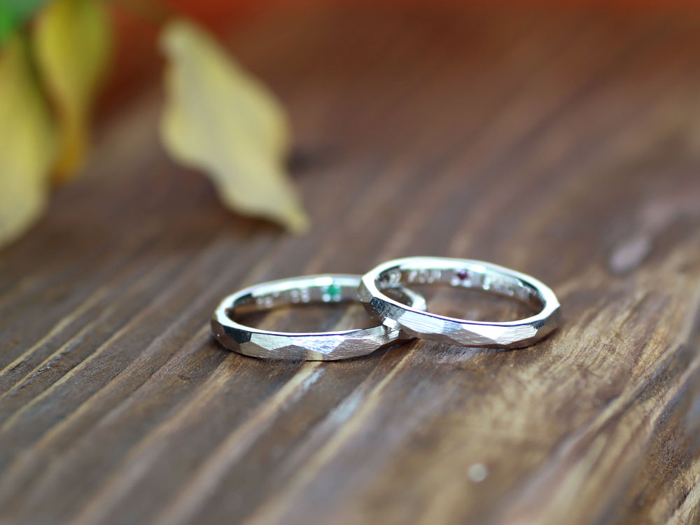 手作り感ある自然な仕上げの結婚指輪