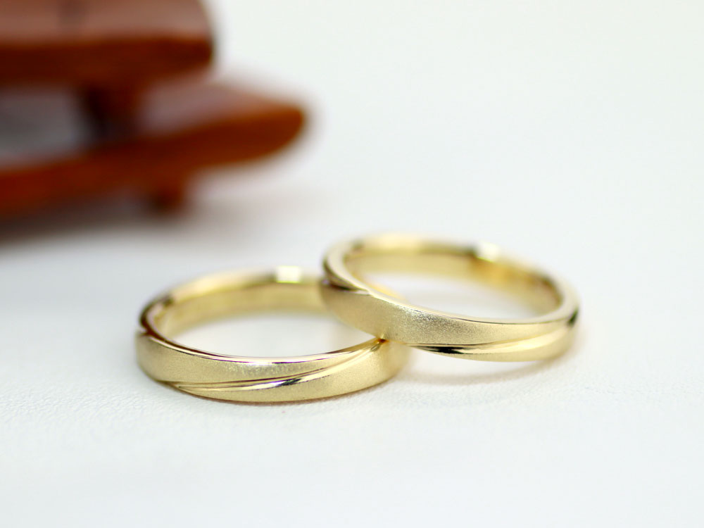 イエローゴールドの鮮やかな手作り結婚指輪