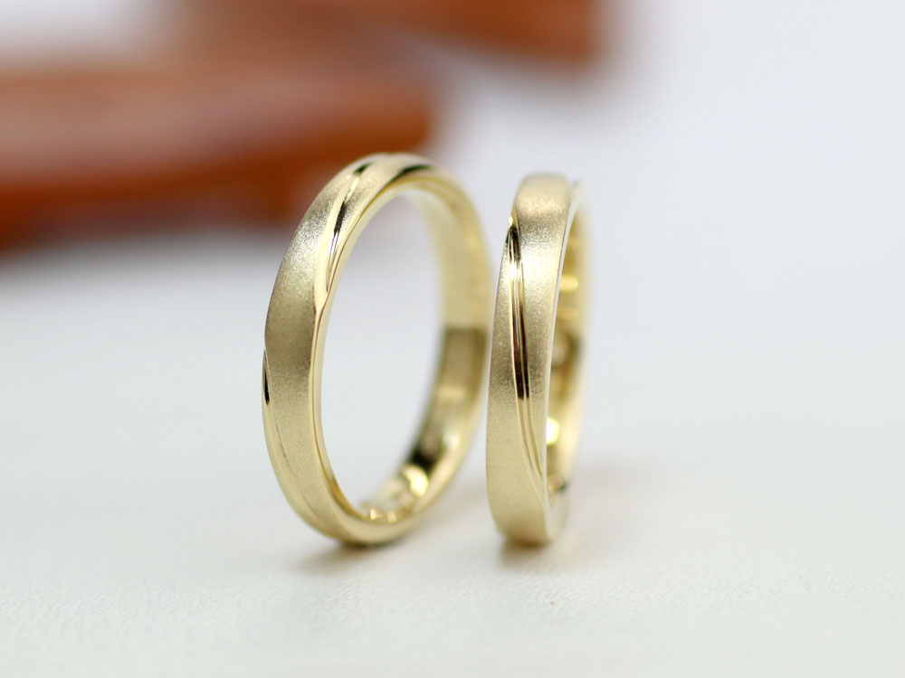 イエローゴールドの斜めラインの結婚指輪