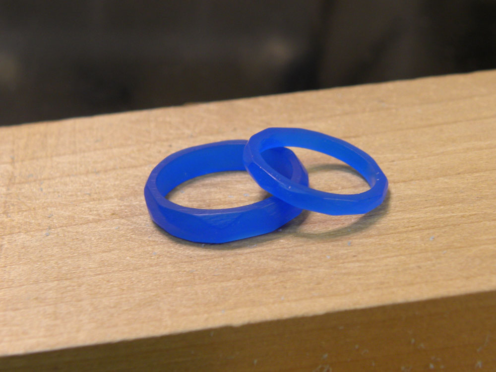 手作りの削り跡を残した指輪原型