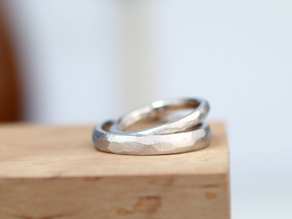 凸凹したキラキラマット仕上げの手作り結婚指輪