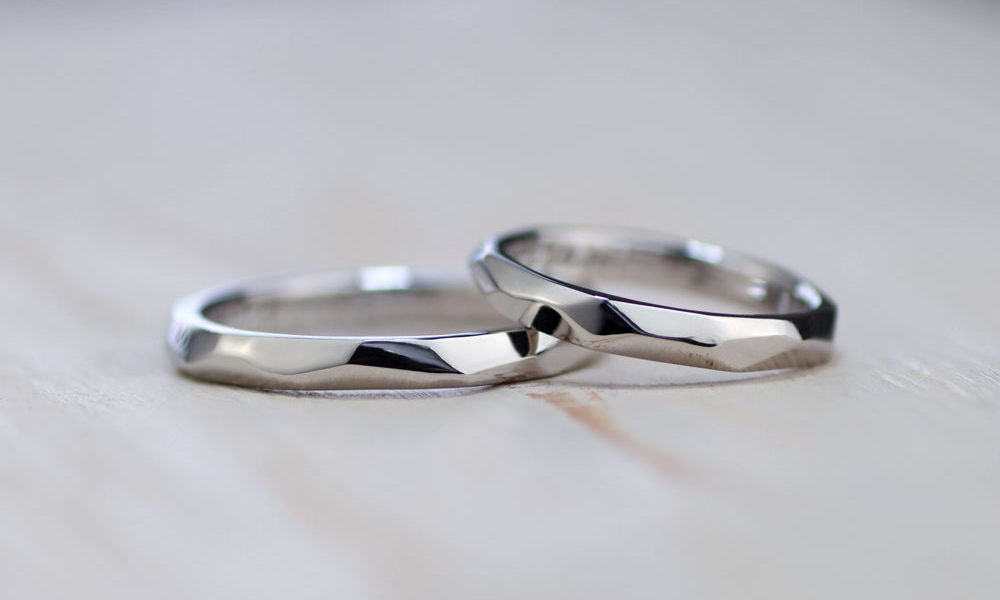 削り面をいびつに残した手作り結婚指輪