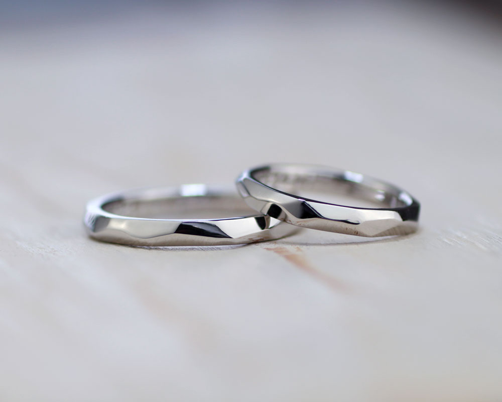 削り面をいびつに残した手作り結婚指輪