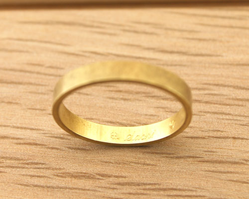 変色したゴールドの結婚指輪