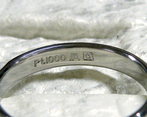 PT1000の刻印が入った結婚指輪