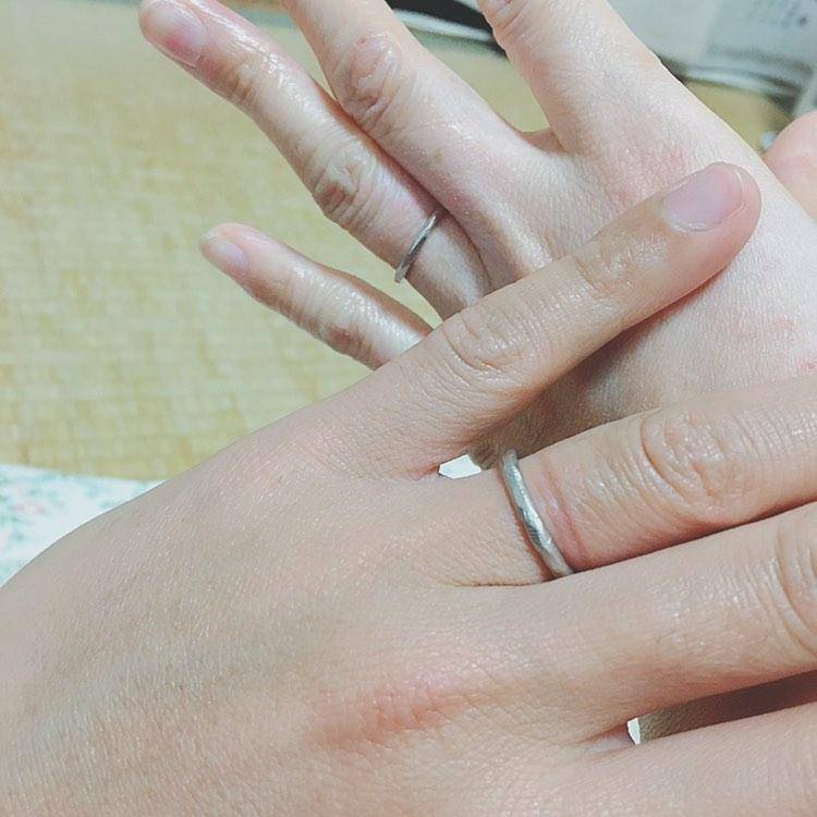 指に着けた手作り結婚指輪