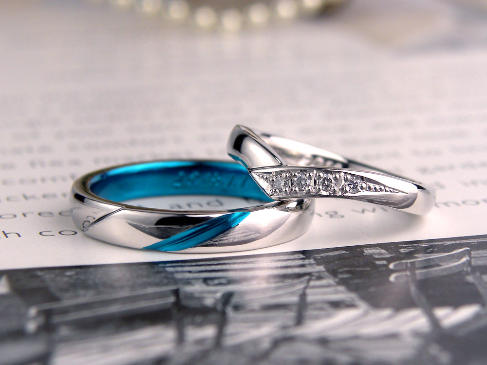 V字ダイヤにブルーラインの手作り結婚指輪