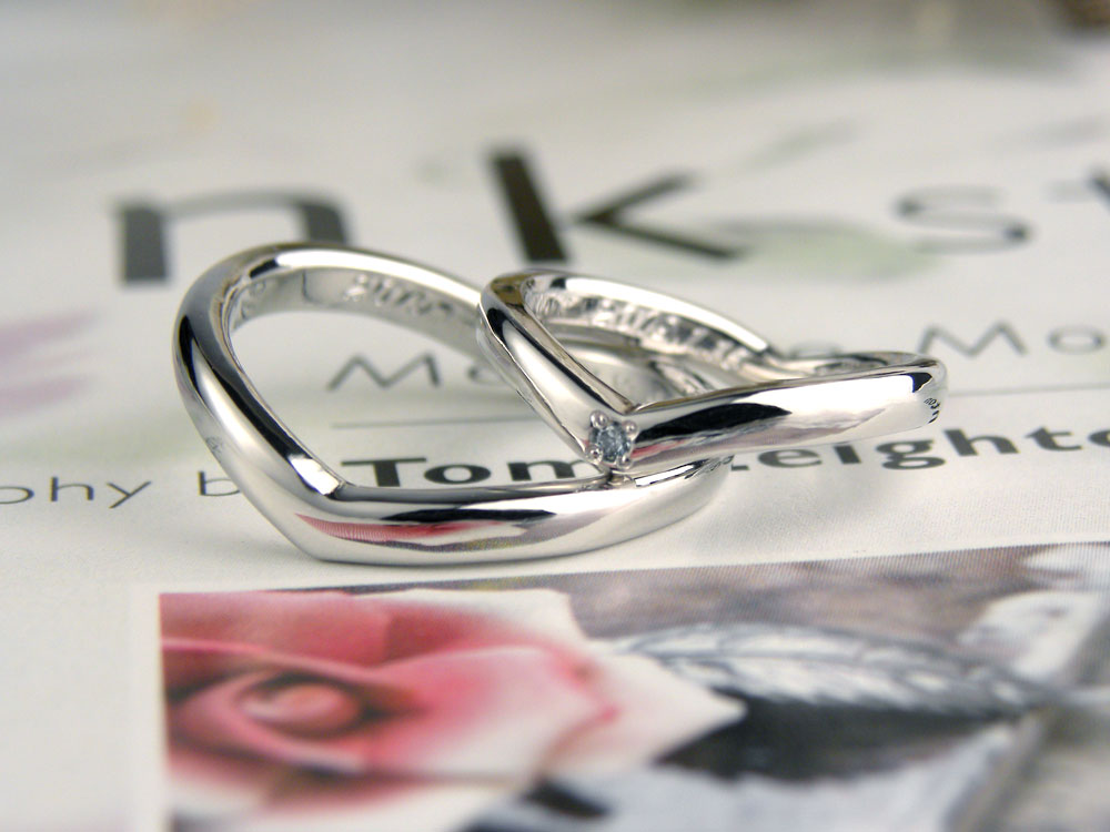 ハートシルエットに水色ダイヤの手作り結婚指輪