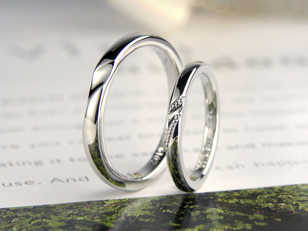 溝の形が個性的なデザインの手作り結婚指輪