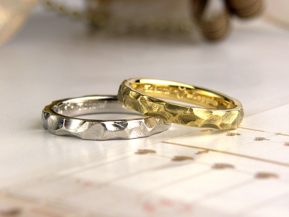 凸凹した岩肌のようなカジュアルな手作り結婚指輪