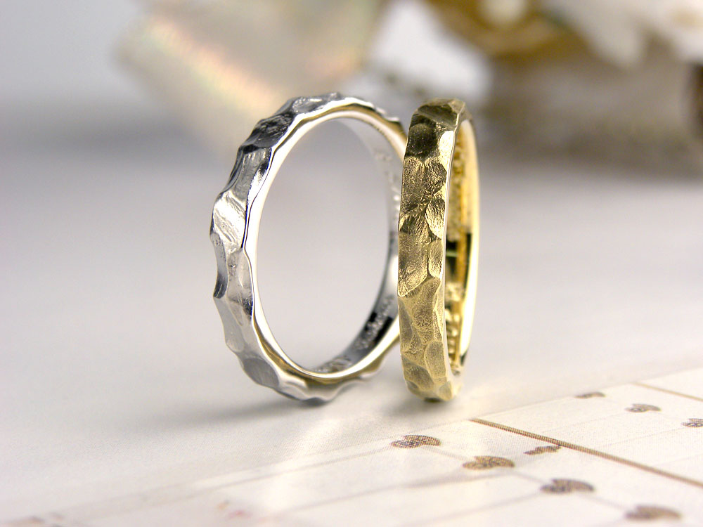 凸凹した岩肌のようなカジュアルな手作り結婚指輪