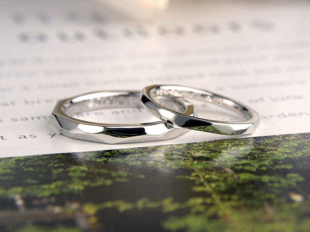 ランダムな大小の面が輝く手作り結婚指輪