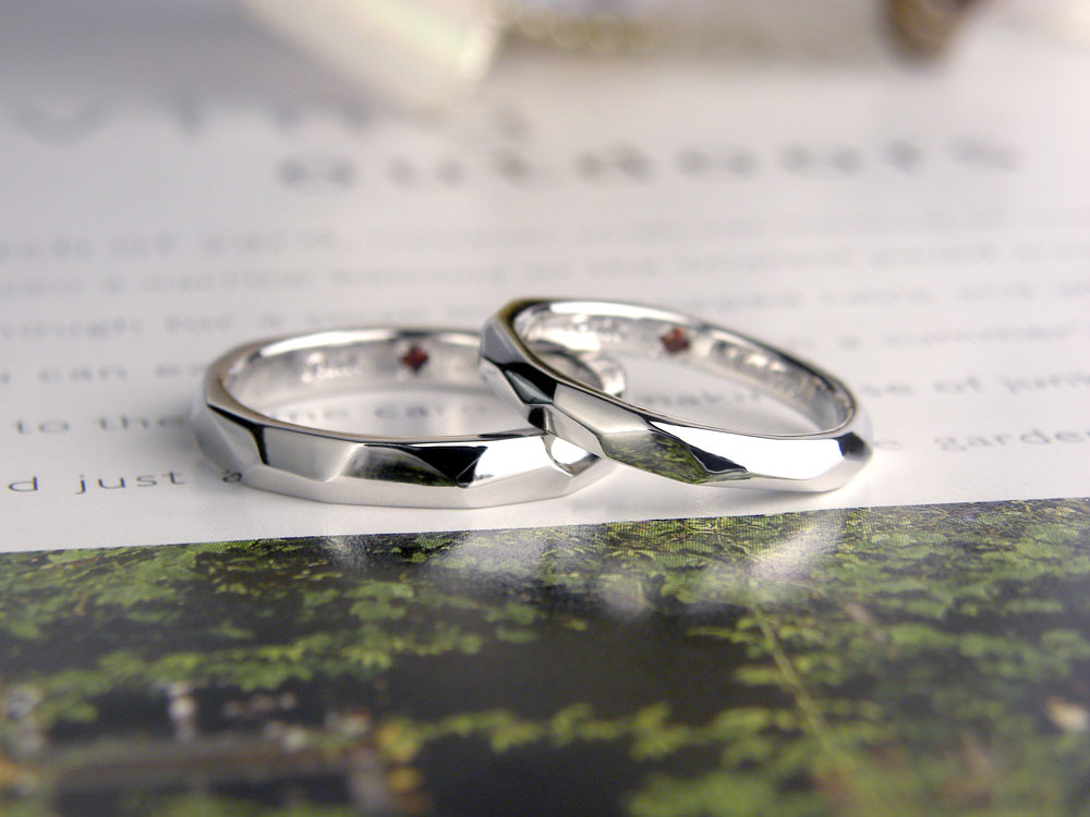 ランダムな面がミラーボールの様に輝く手作り結婚指輪 手作り結婚指輪ギャラリー