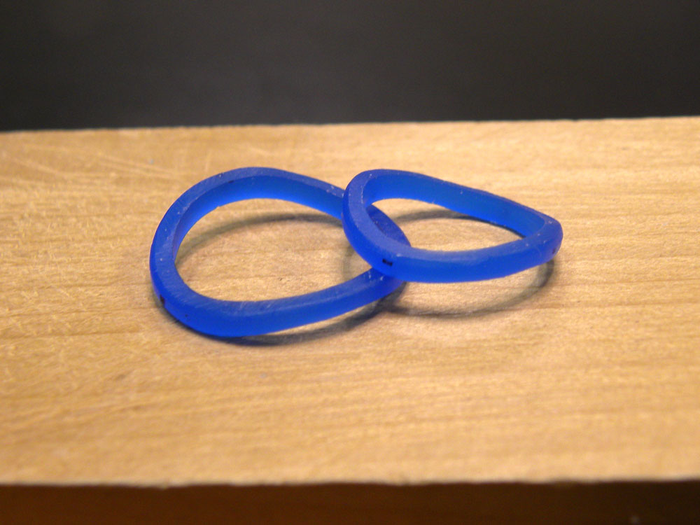 歪んだ形の結婚指輪原型