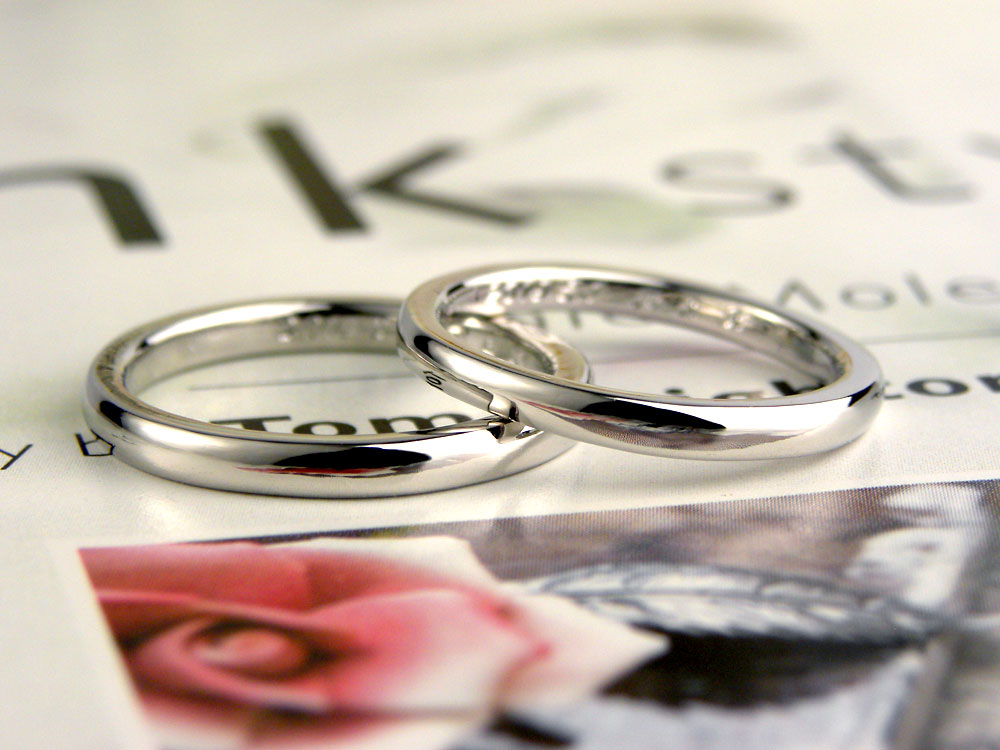 シンプルなストレートのプラチナ手作り結婚指輪