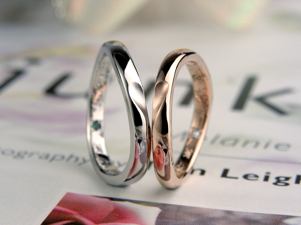 重ねるとハートが浮かぶプラチナとピンクゴールドの手作り結婚指輪