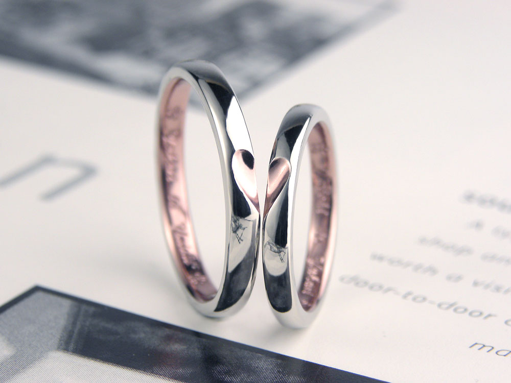 ピンクハートが浮かぶ手作り結婚指輪