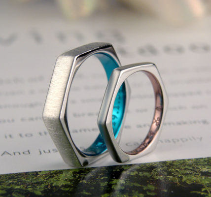 6角形のブルーとピンクカラーが個性的な手作り結婚指輪