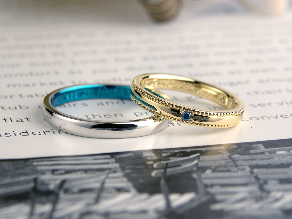 イエローゴールドにミル打ちのブルーダイヤ手作り結婚指輪