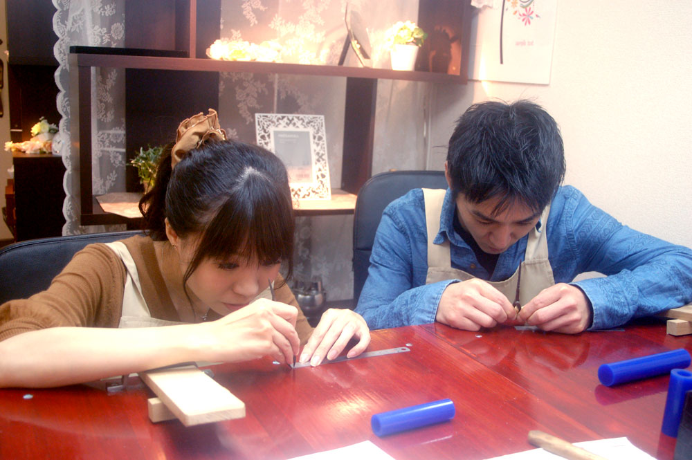 結婚指輪の手作り作業する大阪のお客様