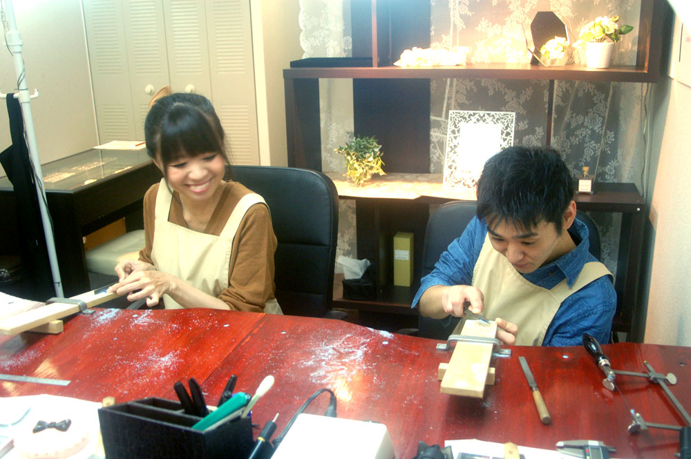結婚指輪の手作り作業する大阪のお客様
