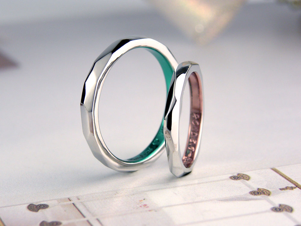 いびつな表面にピンクと緑のカラー結婚指輪