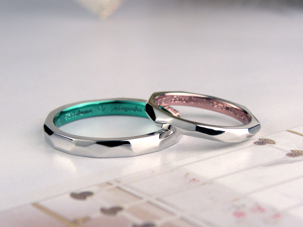 いびつな表面にピンクと緑のカラー結婚指輪