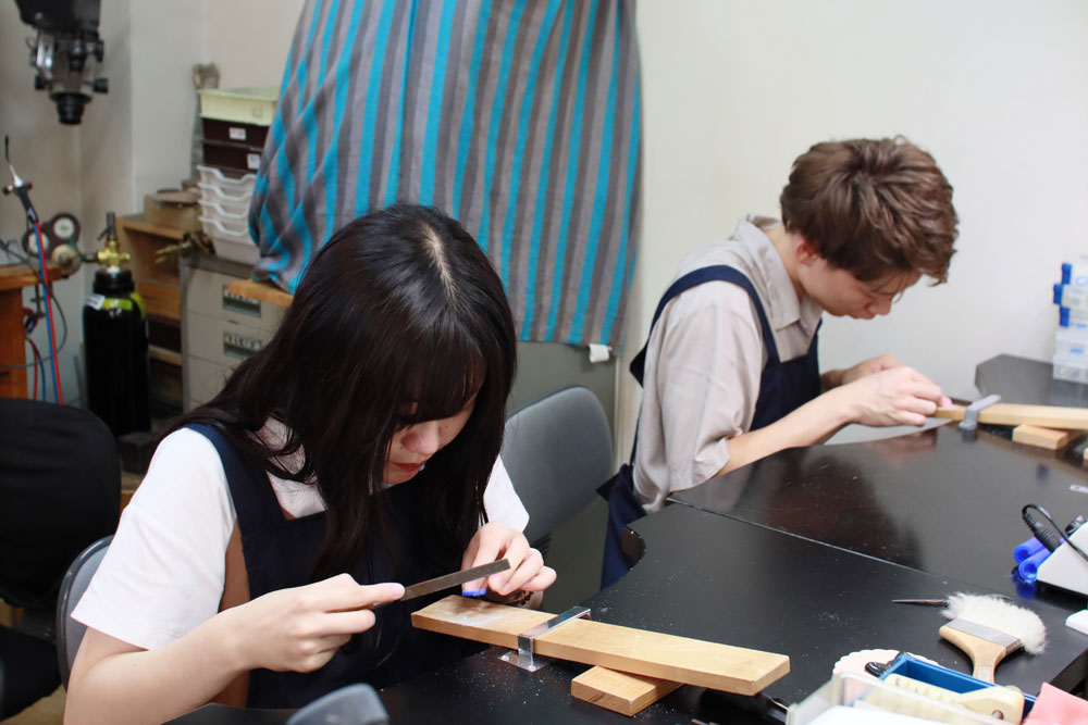 手作り作業する香川県のお客様
