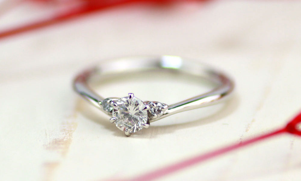 V字型ダイヤモンド婚約指輪