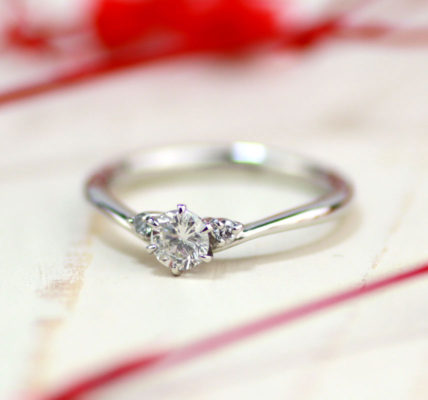 V字型ダイヤモンド婚約指輪