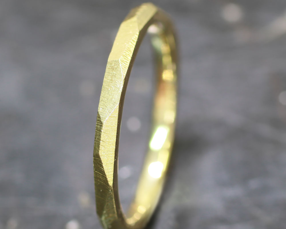 ヤスリ目をそのまま残して鋳造して完成した結婚指輪