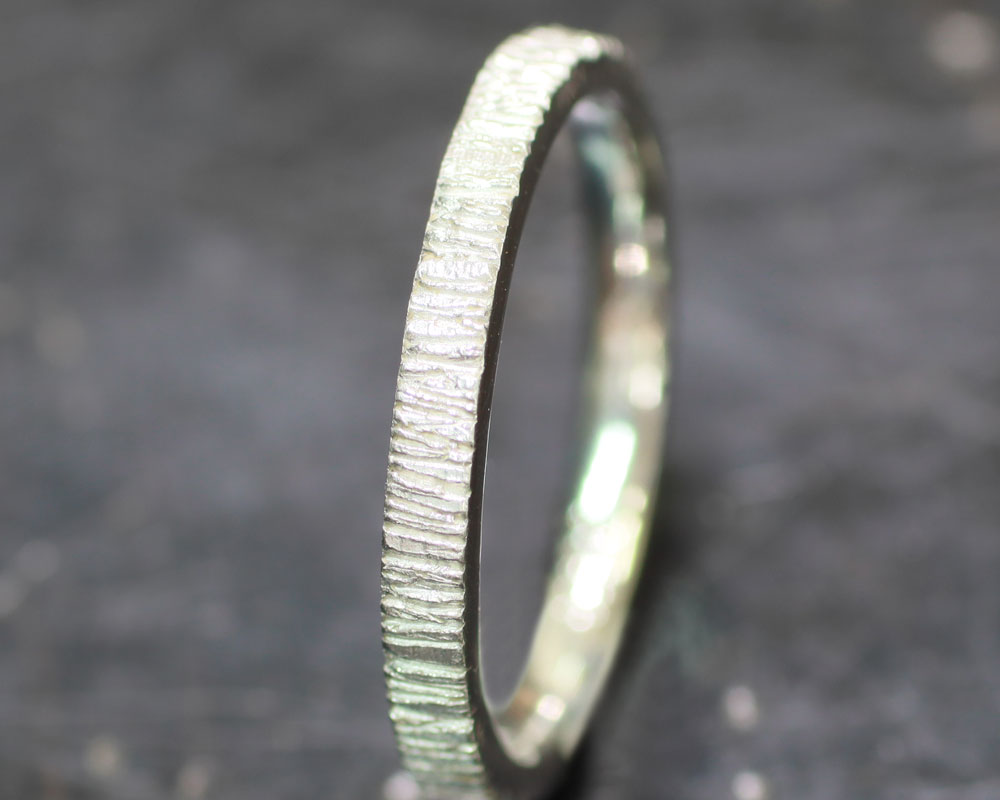 ケガキで原型表面に模様を入れて完成した婚指輪