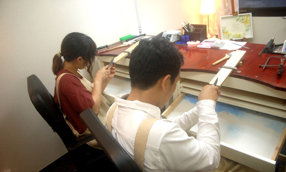 手作り作業する大阪のお客様